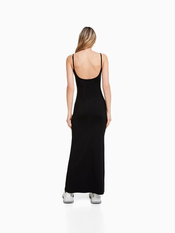 Rochie de la Bershka pe negru