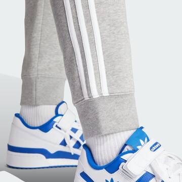 ADIDAS ORIGINALS Tapered Housut värissä harmaa