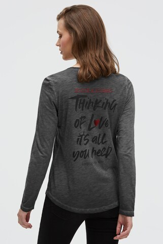 Soccx Serafino-Shirt mit Rücken-Print in Schwarz