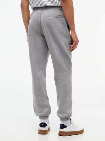 Tapered Pantaloni 'ESSENTIAL' de la TOMMY HILFIGER pe gri
