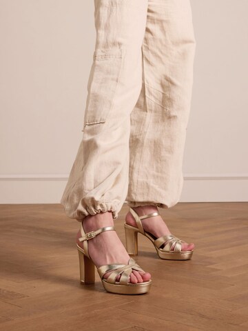 MANFIELD Riemensandale in Gold: Vorderseite