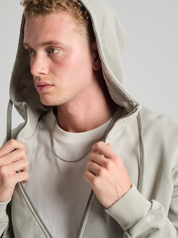 Trendsplant Collegetakki 'Essential' värissä harmaa: sivusta
