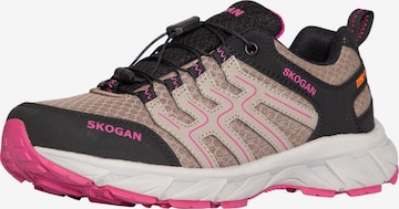 Scarpa bassa di SKOGAN in marrone: frontale