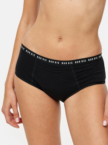 Nur Die Boyshorts 'Alles Geregelt Panty Set Tag + Nacht' in Black: front