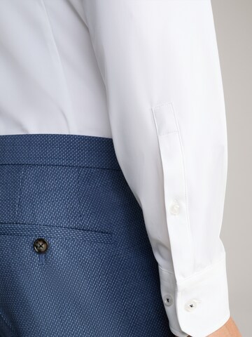 Coupe slim Chemise business 'Ernest' JOOP! en blanc