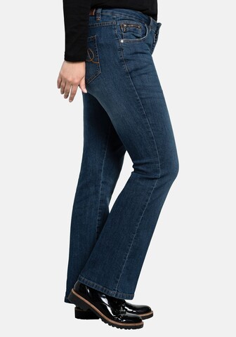 SHEEGO Bootcut Jeans 'Maila' i blå