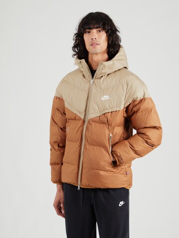 Geacă de iarnă de la Nike Sportswear pe maro: față