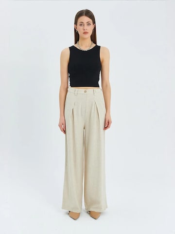 Wide leg Pantaloni con pieghe di MixRay in beige