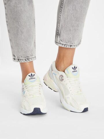 Baskets basses 'Astir' ADIDAS ORIGINALS en blanc : devant