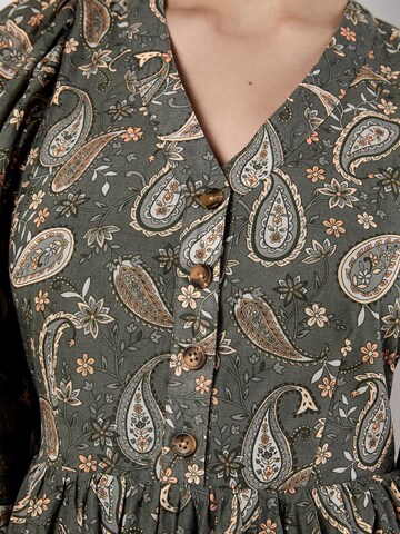 Robe Apricot en gris