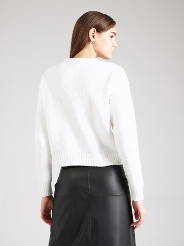 Pulover de la DKNY pe alb