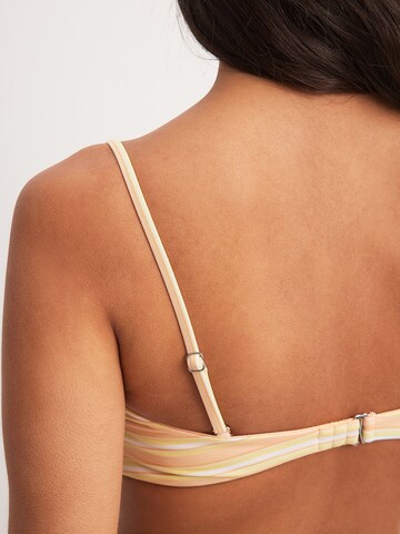 NA-KD Bandeau Bikini Top in Mischfarben