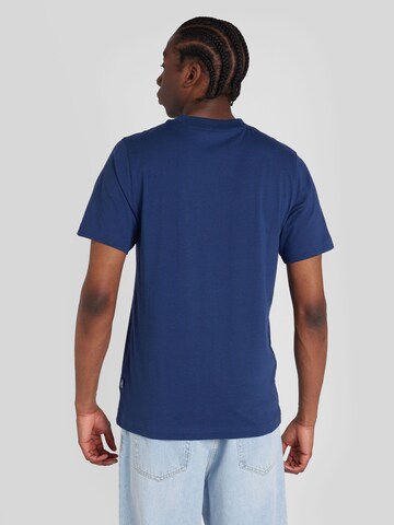 new balance T-shirt 'Essentials Explorer' i blå