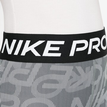 NIKE Skinny Sportshorts 'Pro' in Grau