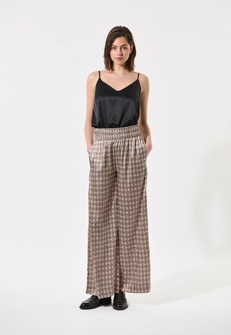 Wide leg Pantaloni 'Margo' di Dea Kudibal in marrone