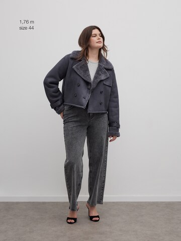 RÆRE by Lorena Rae Jacke in Grau