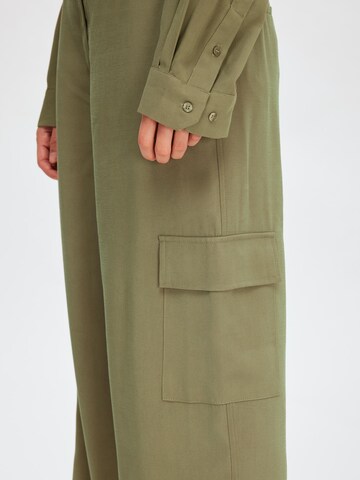 Effilé Pantalon cargo SELECTED FEMME en vert