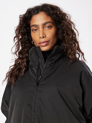 WEEKDAYPrijelazna jakna 'Brea' - crna boja