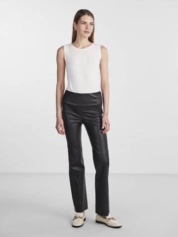 Bootcut Pantaloni di YAS in nero