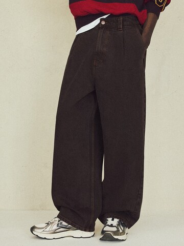 Bershka Baggy Pleat-front jeans in Brown
