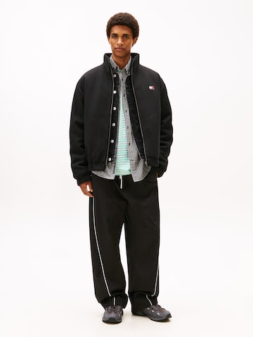 Tommy Jeans Φθινοπωρινό και ανοιξιάτικο μπουφάν 'ESSENTIAL' σε μαύρο