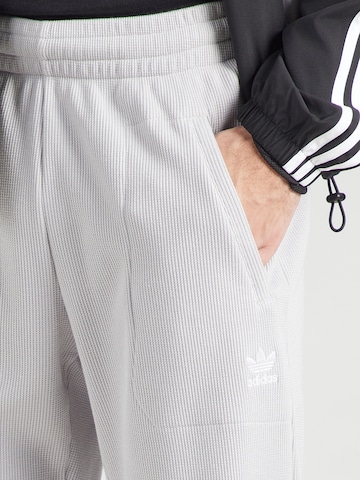 ADIDAS ORIGINALS Свободный крой Штаны 'ESSENTIALS' в Серый