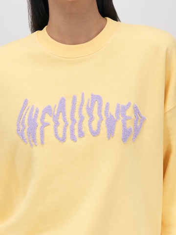 UNFOLLOWED x ABOUT YOU - Sweatshirt 'Vibe' em amarelo