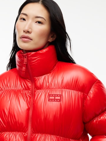 Tommy Jeans Χειμερινό μπουφάν σε κόκκινο