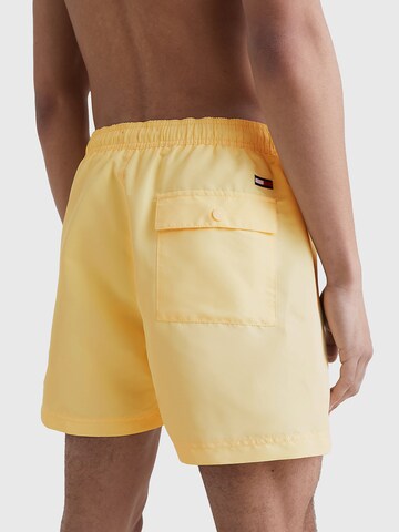 Tommy Jeans Badeshorts in Gelb