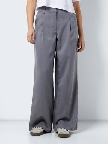 Wide leg Pantaloni con pieghe 'MILLA LARRIE' di Noisy may in grigio