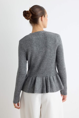 Trendyol Strickjacke in Grau