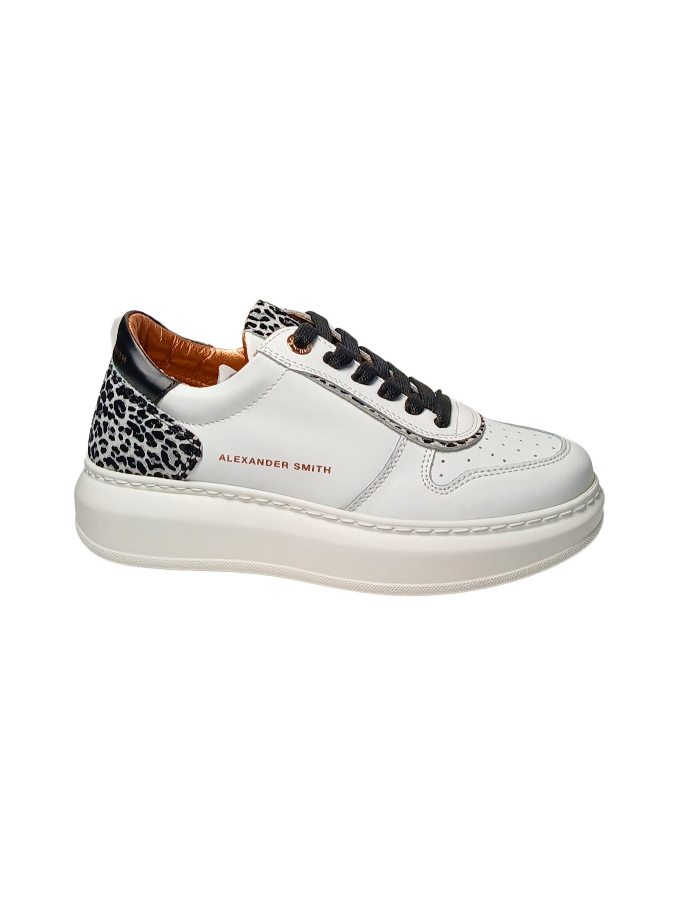 Alexander Smith Sneakers in White: front