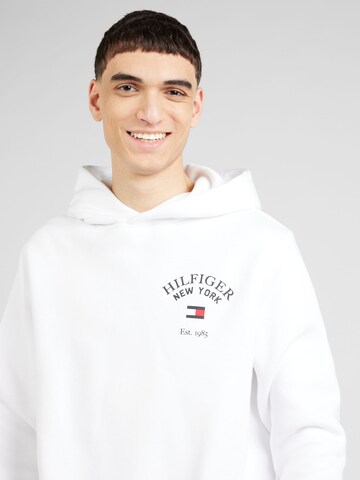 TOMMY HILFIGER Sweatshirt 'Arched Varsity' i vit