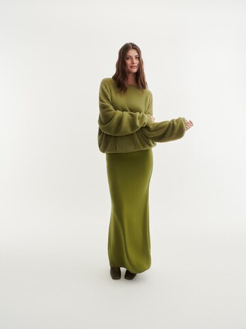 ABOUT YOU x Laura Giurcanu Sweater in Green
