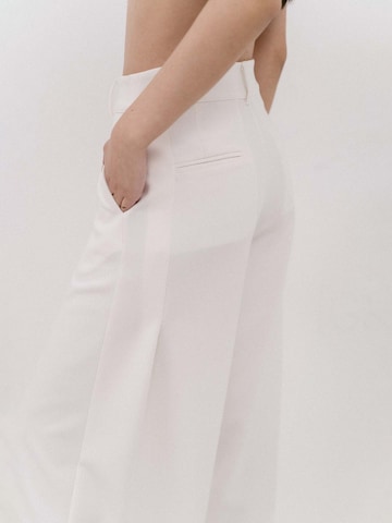 4TAILORS Zvonové kalhoty Kalhoty – bílá