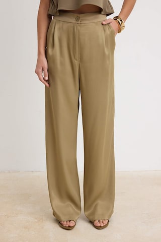 Trendyol Wide leg Pleat-front trousers in Green: front