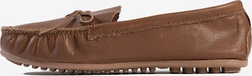 Minnetonka Mocassins 'Kelsea' in Bruin: voorkant