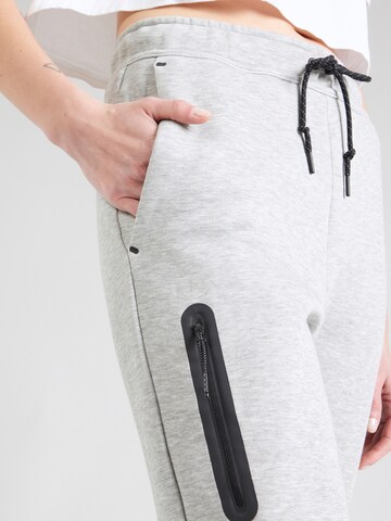 Tapered Pantaloni di Nike Sportswear in grigio