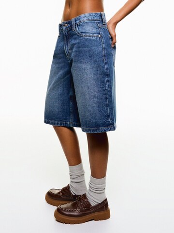 Bershka Baggy Jeans in Blue: front