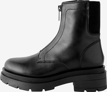 Next Saappaat värissä musta: etupuoli