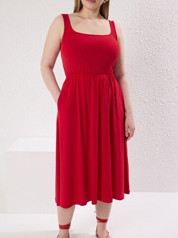 Trendyol Curve Kleid in Rot