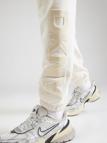 Tapered Pantaloni sportivi di DKNY Performance in bianco