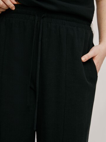A LOT LESS Loose fit Pleat-front trousers 'Giovanna' in Black