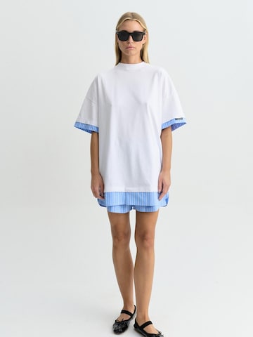 T-shirt 'DUA T-SHIRT WHITE' FEMSSY en blanc : devant