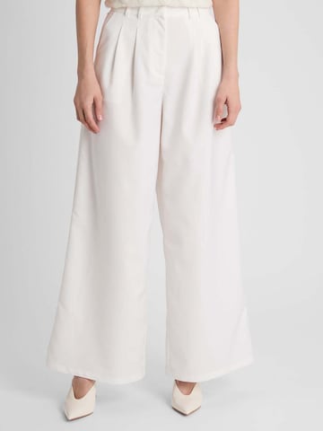 GUIDO MARIA KRETSCHMER FOR BRIDGERTON Wide Leg Bukser med lægfolder 'Kate' i hvid: forside