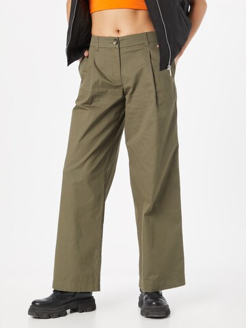 Monki Loose fit Pleat-front trousers in Green: front