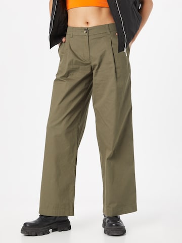 Monki Loose fit Pleat-Front Pants in Green: front