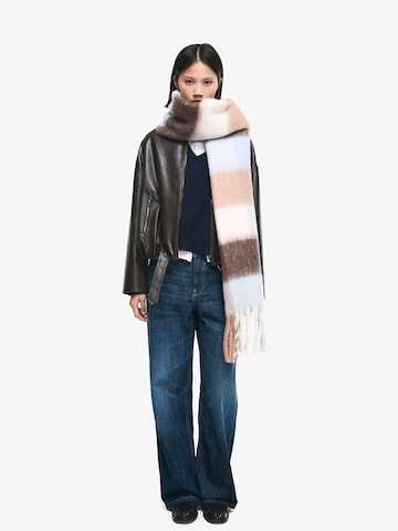 Fular de la Bershka pe galben