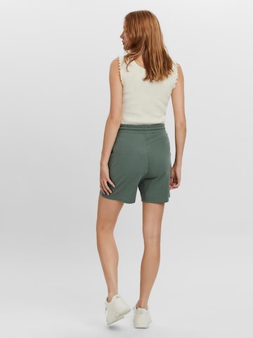 VERO MODA Regular Shorts 'Octavia' in Grün