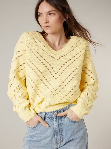 Pull-over 'Simako' Deeluxe en jaune : devant
